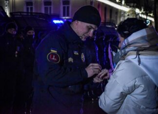 В Одессе нацгвардеец сделал предложение любимой прямо в Новогоднюю ночь