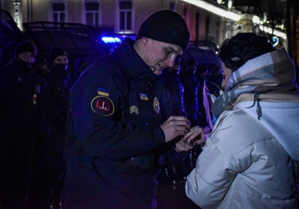 В Одессе нацгвардеец сделал предложение любимой прямо в Новогоднюю ночь В Одессе нацгвардеец сделал предложение любимой прямо в Новогоднюю ночь