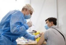 Украинцам заплатят за бустерную вакцинацию