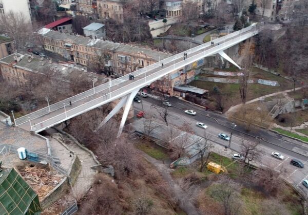 В Одессе экстремал повис без страховки на Тещином мосту (видео) В Одессе экстремал повис без страховки на Тещином мосту (видео)