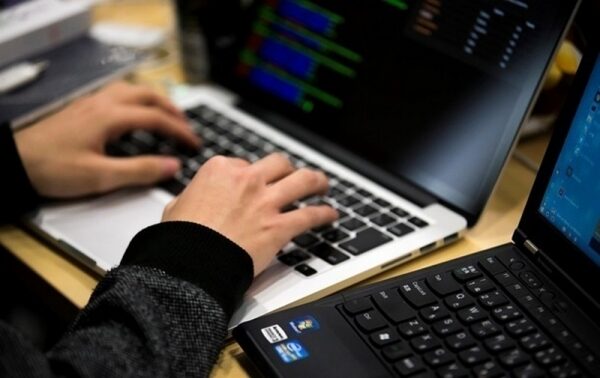 Anonymous глушили рации российских военных гимном Украины Anonymous глушили рации российских военных гимном Украины