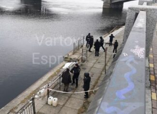 В Киеве из Днепра достали обнаженное тело мужчины
