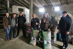 Корм для лошадей, скорые помощи и продукты: в Одессу привезли гуманитарку из Европы Корм для лошадей, скорые помощи и продукты: в Одессу привезли гуманитарку из Европы
