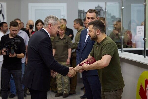 Президент Украины посетил больницу в Одессе и вручил награды медикам Президент Украины посетил больницу в Одессе и вручил награды медикам