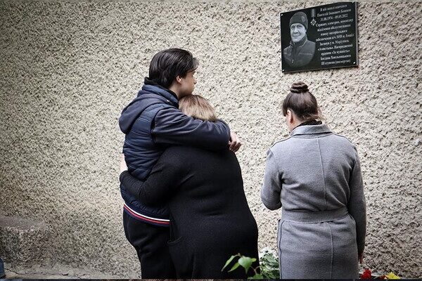 В Одесской области открыли мемориальную доску погибшему защитнику Мариуполя В Одесской области открыли мемориальную доску погибшему защитнику Мариуполя