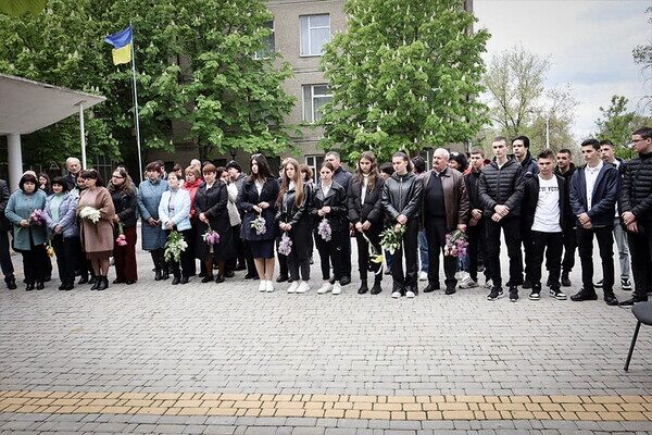 В Одесской области открыли мемориальную доску погибшему защитнику Мариуполя В Одесской области открыли мемориальную доску погибшему защитнику Мариуполя