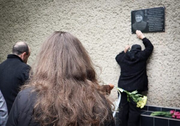 В Одесской области открыли мемориальную доску погибшему защитнику Мариуполя В Одесской области открыли мемориальную доску погибшему защитнику Мариуполя