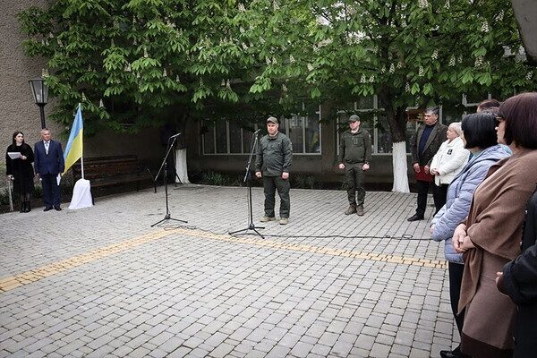 В Одесской области открыли мемориальную доску погибшему защитнику Мариуполя В Одесской области открыли мемориальную доску погибшему защитнику Мариуполя