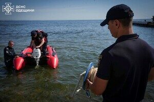 В Одессе 20-летнюю полицейскую из Ровно смыло волной в море: девушку ищут спасатели