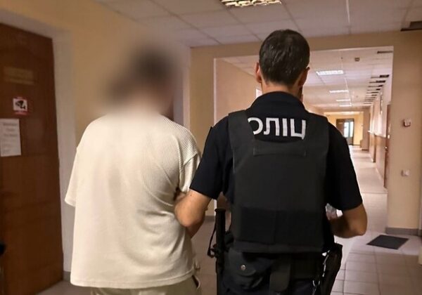 В Аркадии пассажир такси стрелял в авто водителя В Аркадии пассажир такси стрелял в авто водителя