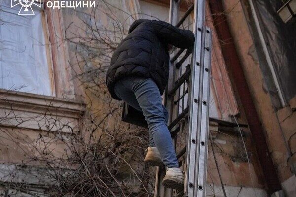 В Одессе обрушилась часть дома, который пострадал после обстрела