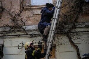 В Одессе обрушилась часть дома, который пострадал после обстрела