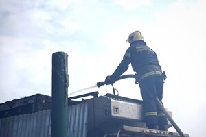 В Одессе горела СТО: получили повреждения автомобиль и здание В Одессе горела СТО: получили повреждения автомобиль и здание