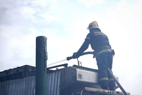 В Одессе горела СТО: получили повреждения автомобиль и здание В Одессе горела СТО: получили повреждения автомобиль и здание