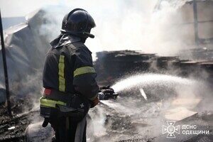 В Одессе горела СТО: получили повреждения автомобиль и здание В Одессе горела СТО: получили повреждения автомобиль и здание