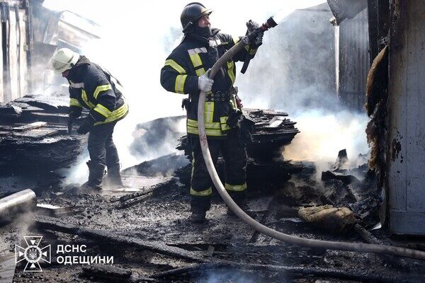 В Одессе горела СТО: получили повреждения автомобиль и здание В Одессе горела СТО: получили повреждения автомобиль и здание