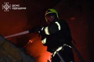 Пожары и пострадавшие в пригороде Одессы: последствия вечерней атаки БпЛА (обновлено) Пожары и пострадавшие в пригороде Одессы: последствия вечерней атаки БпЛА (обновлено)