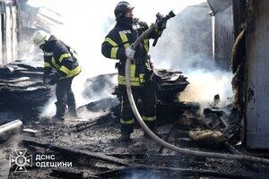 В Одессе горела СТО: получили повреждения автомобиль и здание В Одессе горела СТО: получили повреждения автомобиль и здание
