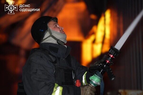 Пожары и пострадавшие в пригороде Одессы: последствия вечерней атаки БпЛА (обновлено) Пожары и пострадавшие в пригороде Одессы: последствия вечерней атаки БпЛА (обновлено)