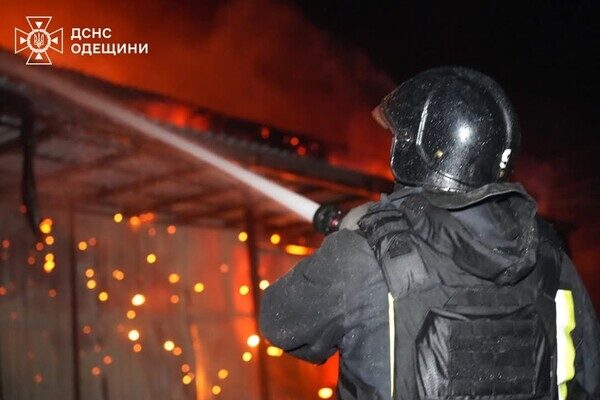 Пожары и пострадавшие в пригороде Одессы: последствия вечерней атаки БпЛА (обновлено) Пожары и пострадавшие в пригороде Одессы: последствия вечерней атаки БпЛА (обновлено)