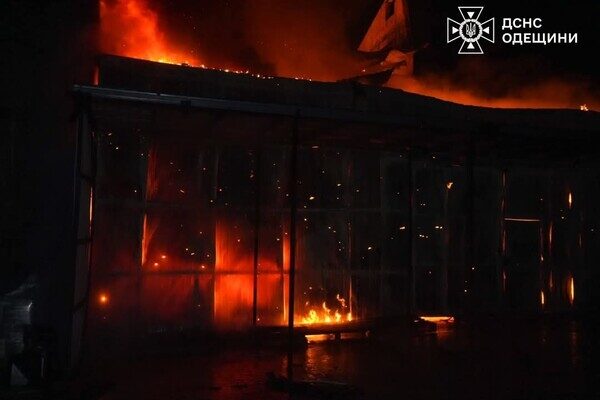 Пожары и пострадавшие в пригороде Одессы: последствия вечерней атаки БпЛА (обновлено) Пожары и пострадавшие в пригороде Одессы: последствия вечерней атаки БпЛА (обновлено)