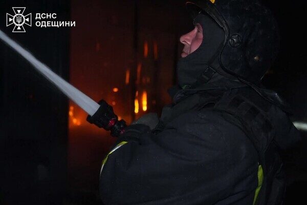 Пожары и пострадавшие в пригороде Одессы: последствия вечерней атаки БпЛА (обновлено) Пожары и пострадавшие в пригороде Одессы: последствия вечерней атаки БпЛА (обновлено)