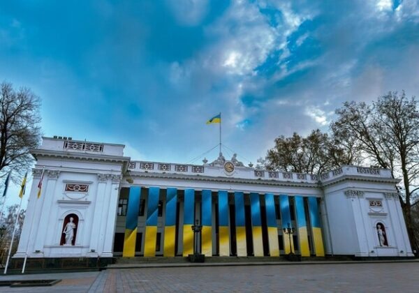 В Одессе со здания городского совета убрали государственные флаги: почему В Одессе со здания городского совета убрали государственные флаги: почему