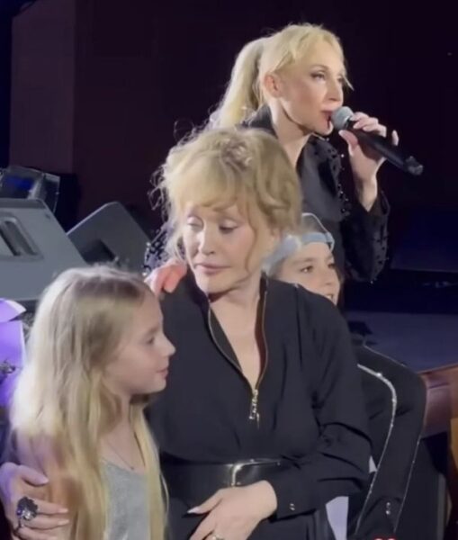 Христина Орбакайте на&nbsp;людях &laquo;впала на&nbsp;коліна&raquo; перед матір&rsquo;ю: що&nbsp;трапилося