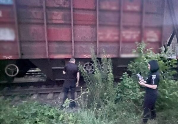 Залезла на крышу поезда: в Одесском районе травмировалась 13-летняя девочка Залезла на крышу поезда: в Одесском районе травмировалась 13-летняя девочка