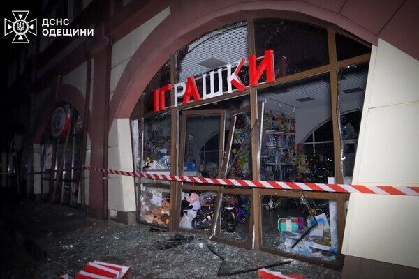 Горит Привоз, есть разрушения в историческом центре: последствия ночного удара по Одессе (обновлено) Горит Привоз, есть разрушения в историческом центре: последствия ночного удара по Одессе (обновлено)