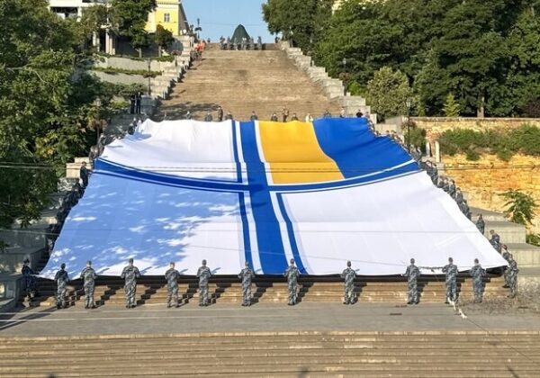 День ВМС Украины: на Потемкинской лестнице в Одессе установили национальный рекорд День ВМС Украины: на Потемкинской лестнице в Одессе установили национальный рекорд