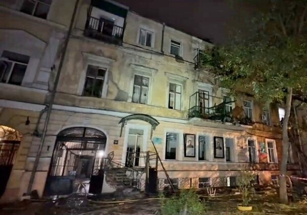 В Одессе восстанавливают после обстрела дом на улице Пастера