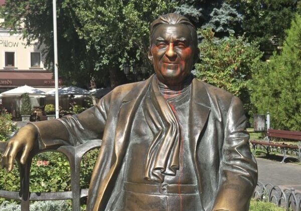 В Одессе запятнали краской памятник Утесову: фотоотчет (обновлено) В Одессе запятнали краской памятник Утесову: фотоотчет (обновлено)