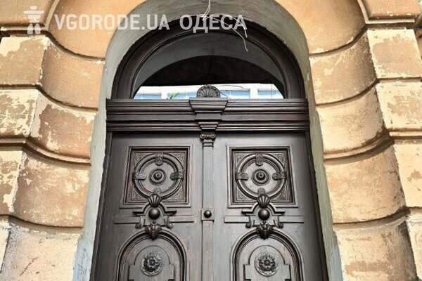 В Одессе возобновили парадную дверь в доме Амбеликопуло: фотоотчет В Одессе возобновили парадную дверь в доме Амбеликопуло: фотоотчет