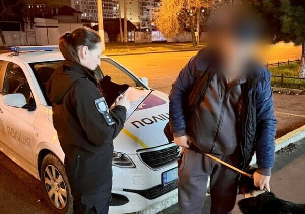 Бил палкой и тянул за хвост: в Одессе мужчина издевался над собакой Бил палкой и тянул за хвост: в Одессе мужчина издевался над собакой
