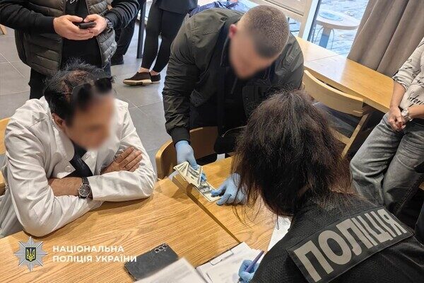 Семь тысяч долларов за фальшивый уход: в Одессе задержан врач Семь тысяч долларов за фальшивый уход: в Одессе задержан врач