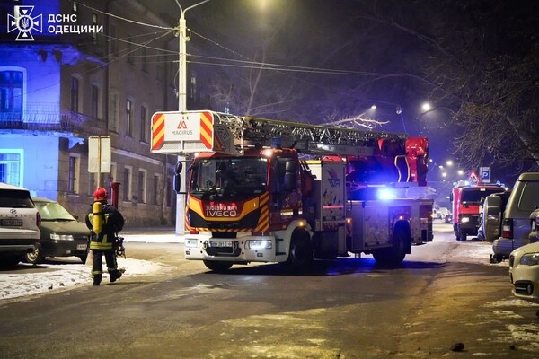 В центре Одессы горела квартира: пострадала женщина, среди спасенных ребенок В центре Одессы горела квартира: пострадала женщина, среди спасенных ребенок