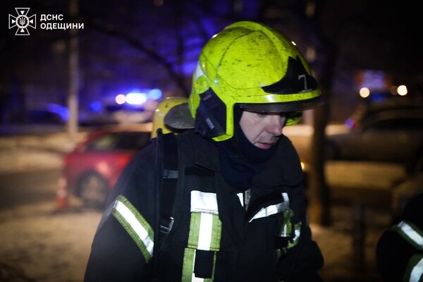 В центре Одессы горела квартира: пострадала женщина, среди спасенных ребенок В центре Одессы горела квартира: пострадала женщина, среди спасенных ребенок