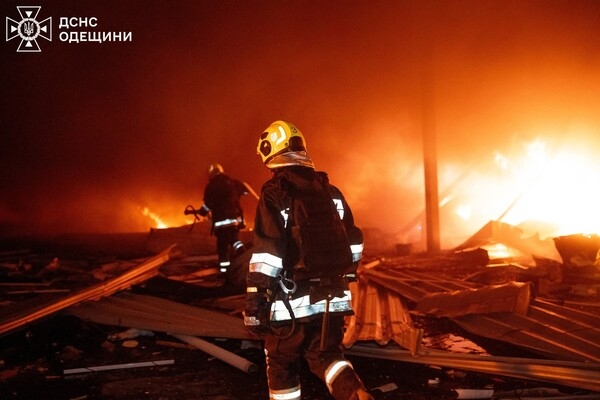 Загорелся промышленный объект: последствия ночной атаки БпЛА на Одессу Загорелся промышленный объект: последствия ночной атаки БпЛА на Одессу