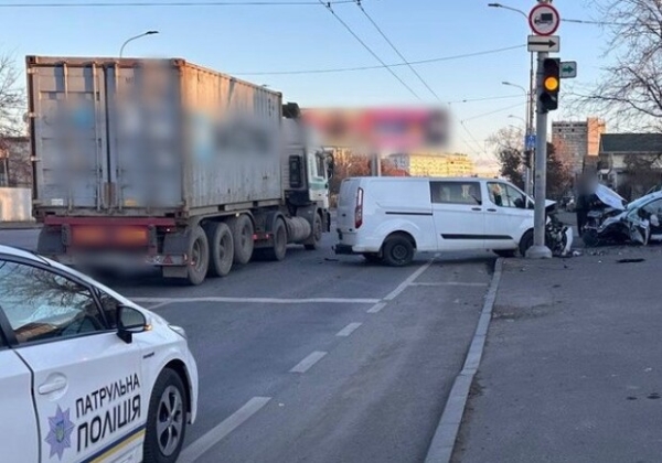 ДТП с участием трех автомобилей в Одессе: травмировались люди ДТП с участием трех автомобилей в Одессе: травмировались люди
