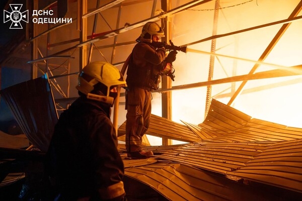 Загорелся промышленный объект: последствия ночной атаки БпЛА на Одессу Загорелся промышленный объект: последствия ночной атаки БпЛА на Одессу