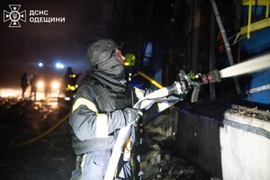 Загорелся промышленный объект: последствия ночной атаки БпЛА на Одессу Загорелся промышленный объект: последствия ночной атаки БпЛА на Одессу
