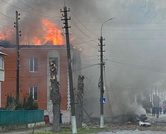 Будівля міськради Прилук горить після атаки дронів на Чернігівщині