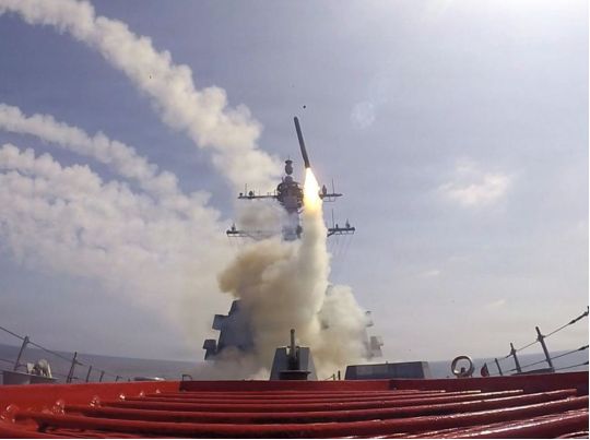 США, попри перемир’я, уразили іранські катери та ракетну установку в районі Ормузької протоки