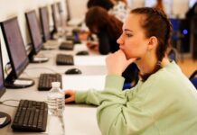 Выпускники на Одесчине сдавали НМТ в укрытии до половины одиннадцатого вечера из-за рекордной тревоги