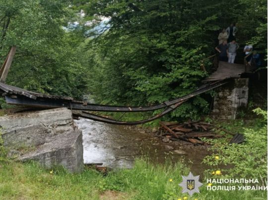 На Буковині обвалився міст з дітьми: що відомо (відео)